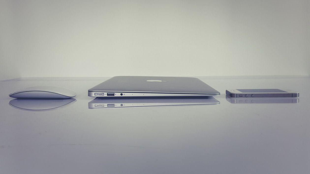 Apple spune că a remediat problema care blocase complet anumite MacBook-uri