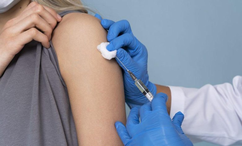 OMS: Cea de-a treia doză de vaccin reprezintă cea mai importantă apărare împotriva variantei Omicron