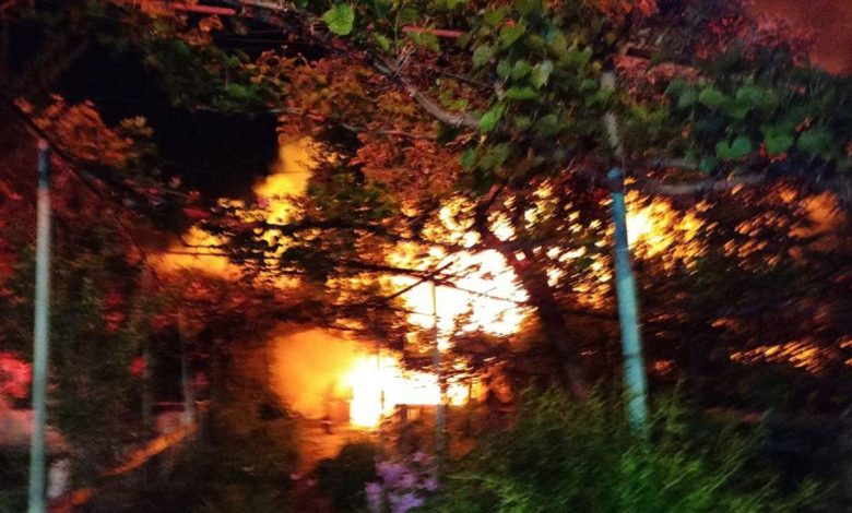 Două gospodării au ars în urma unui incendiu puternic