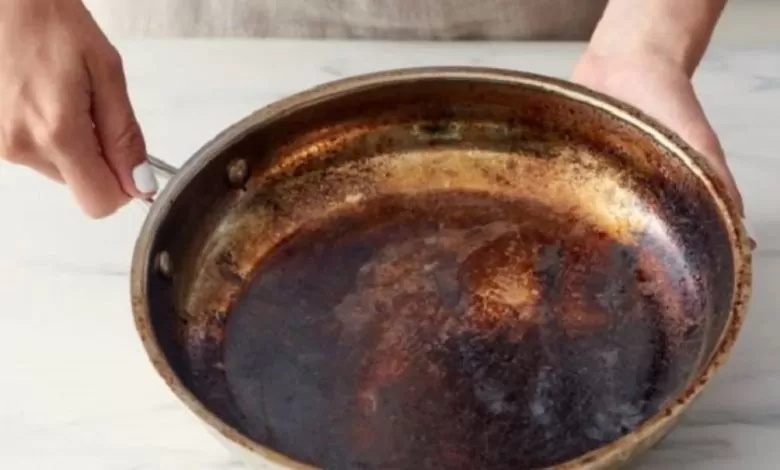 Cum să cureţi rapid tigaia, dacă ai ars mâncarea