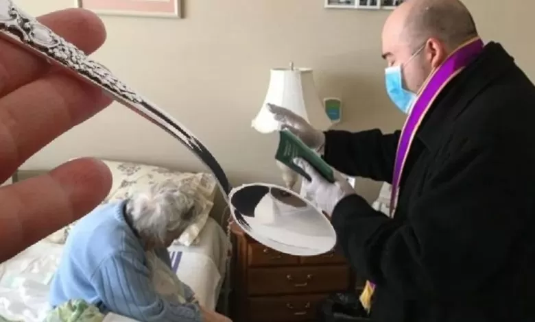 O bătrână a cerut să fie îngropată cu o linguriţă în mână